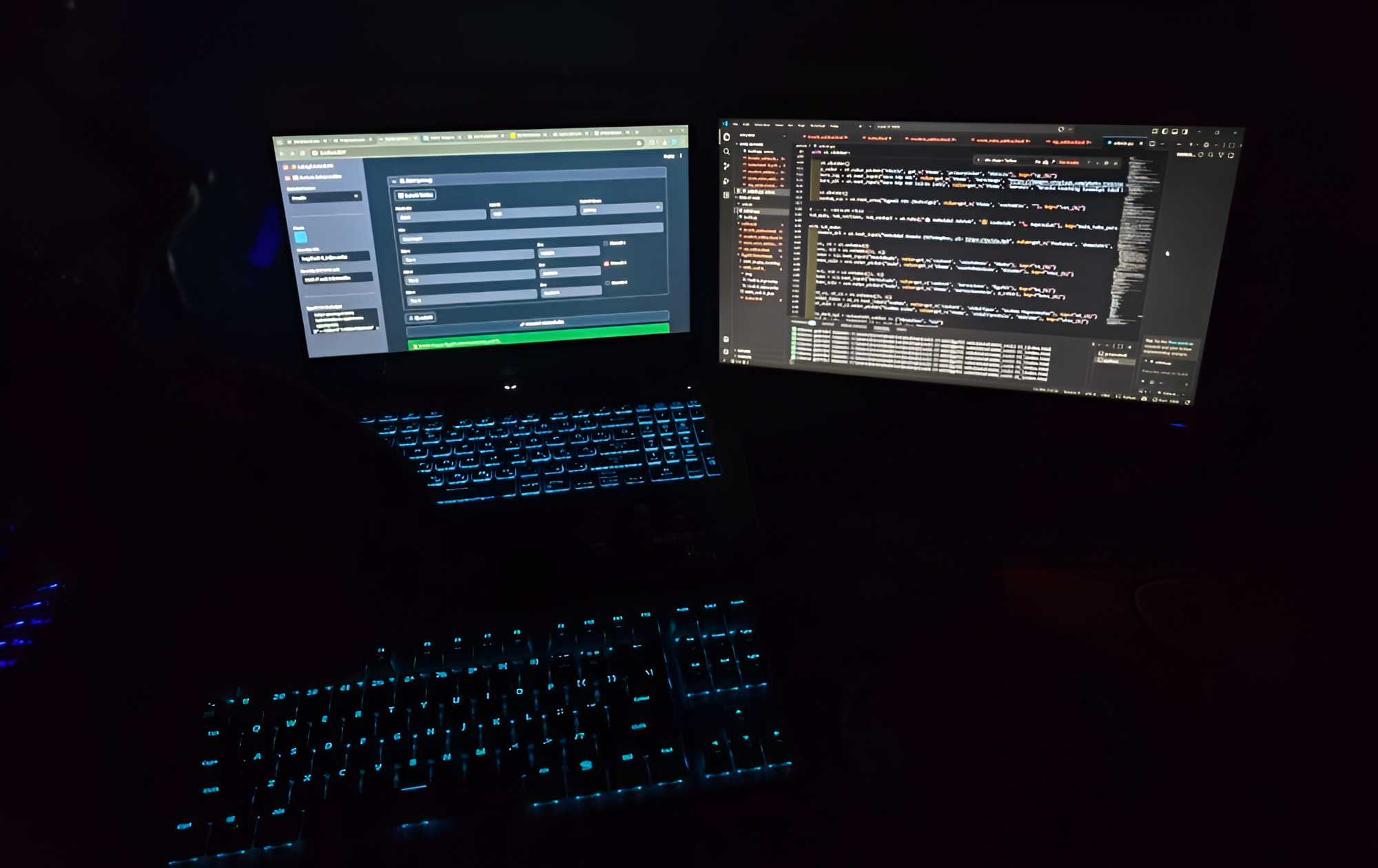Autentikus fotó a fejlesztő kék háttérvilágítású billentyűzetéről és kódoló monitorairól, modern weboldalkészítési szolgáltatások hirdetéséhez.